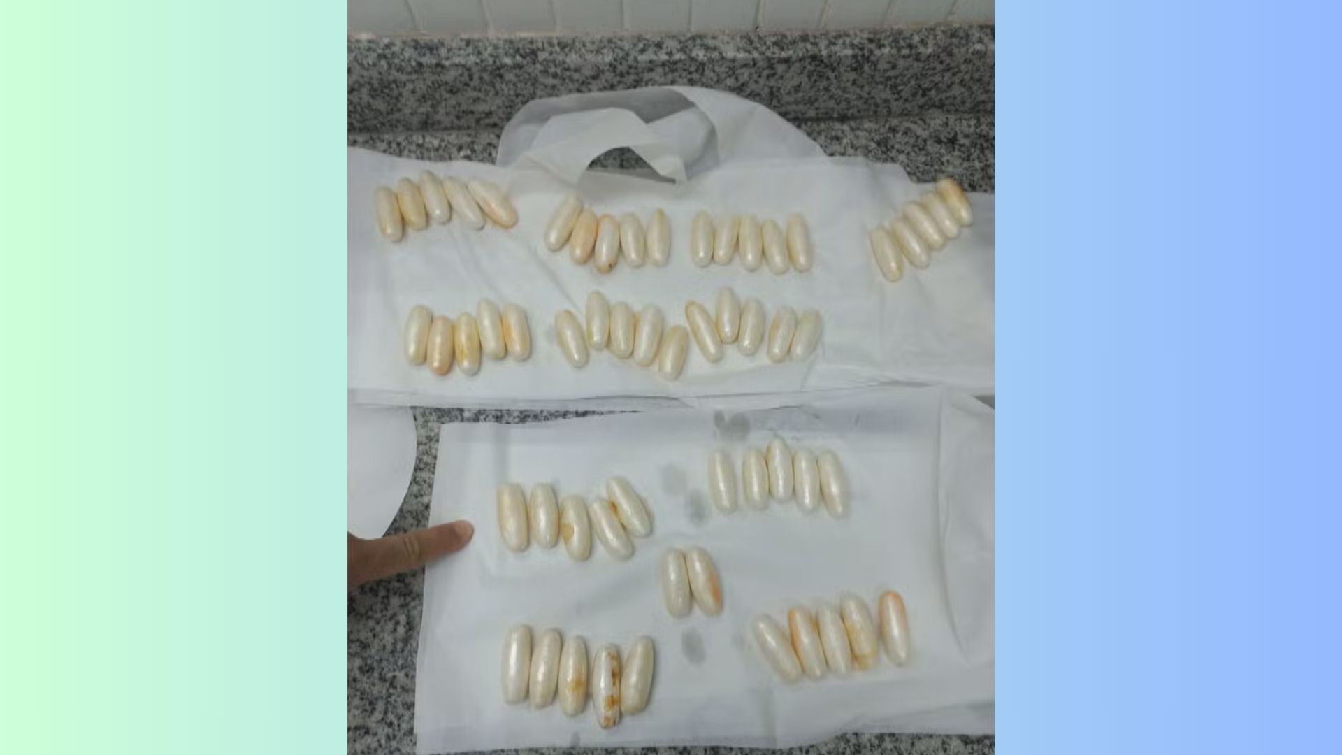 A Polícia Federal prendeu em flagrante, na noite de terça-feira (23), um passageiro de 36 anos que tentava embarcar para Paris, na França, transportando entorpecentes no próprio corpo.