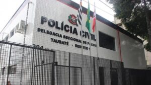 Carro bate contra poste e dois jovens morrem em Taubaté