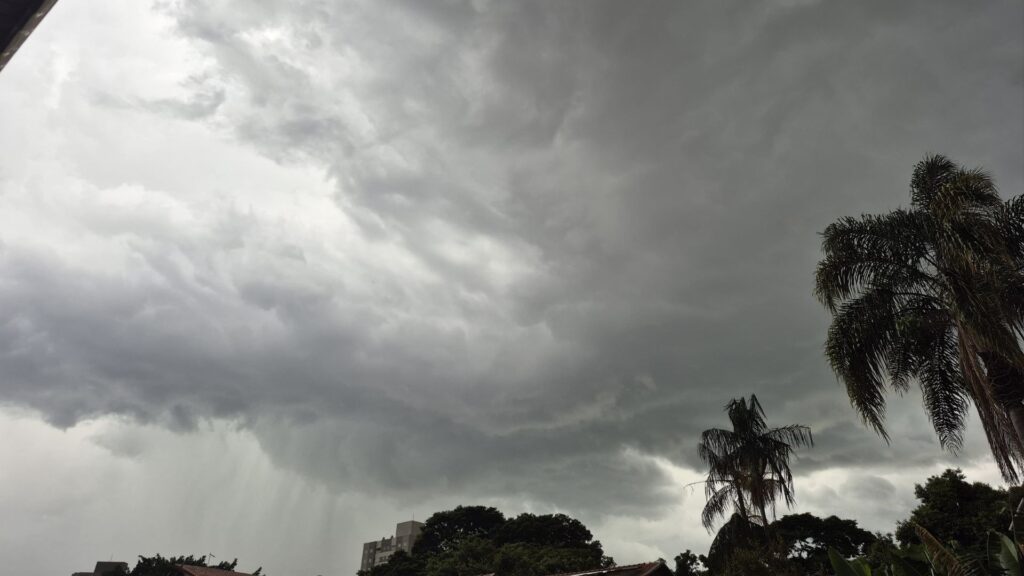 URGENTE: Defesa Civil emite alerta severo de tempestade para Taubaté e Caçapava céu de taubaté nublado, previsão do tempo