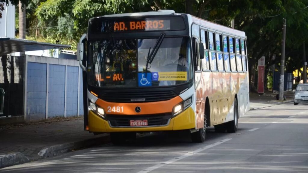 Colisão entre dois ônibus causa transtornos no Terminal Central de São José dos Campos onibus são josé dos campos
