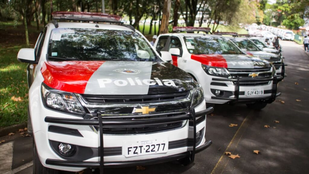 Adolescentes são apreendidos com motocicleta furtada na Rodovia Vito Ardino em Caçapava viaturas da policia militar de são paulo