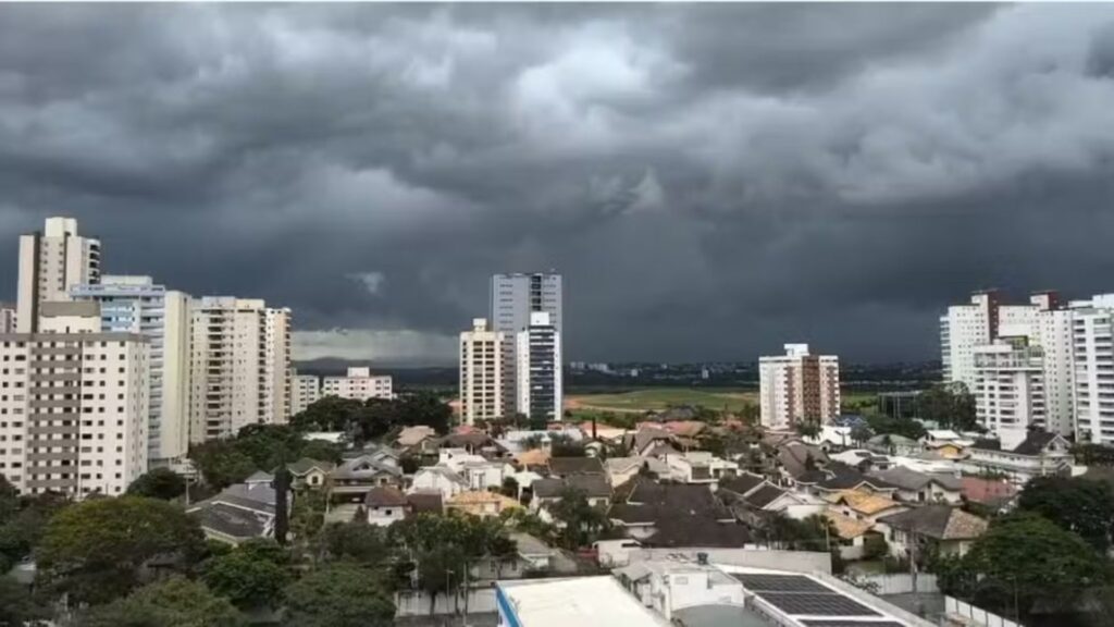 INMET emite alerta de tempestade para o Vale do Paraíba, Mantiqueira e Litoral Norte céu nublado vale do paraíba