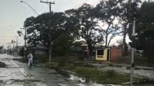 Temporal causa destruição e desabamento de quadra escolar em Taubaté