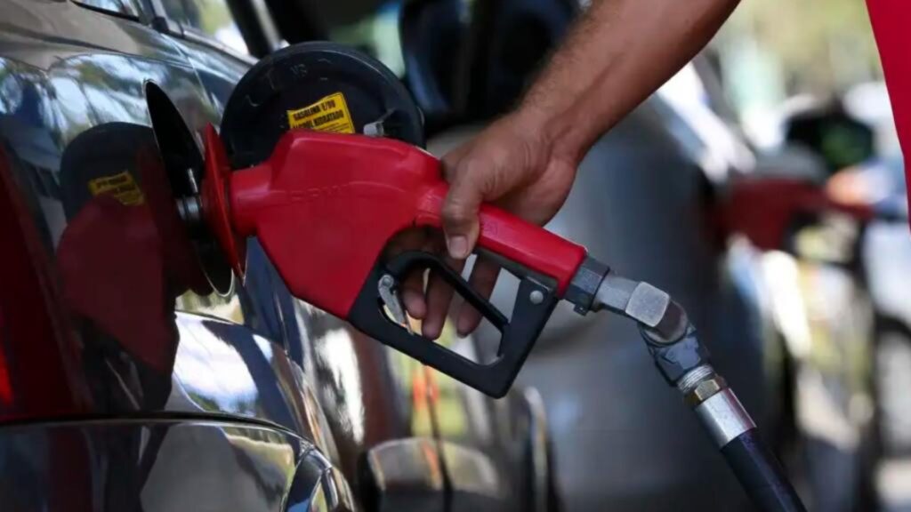 abastecendo o carro, gasolina, bomba de combustível