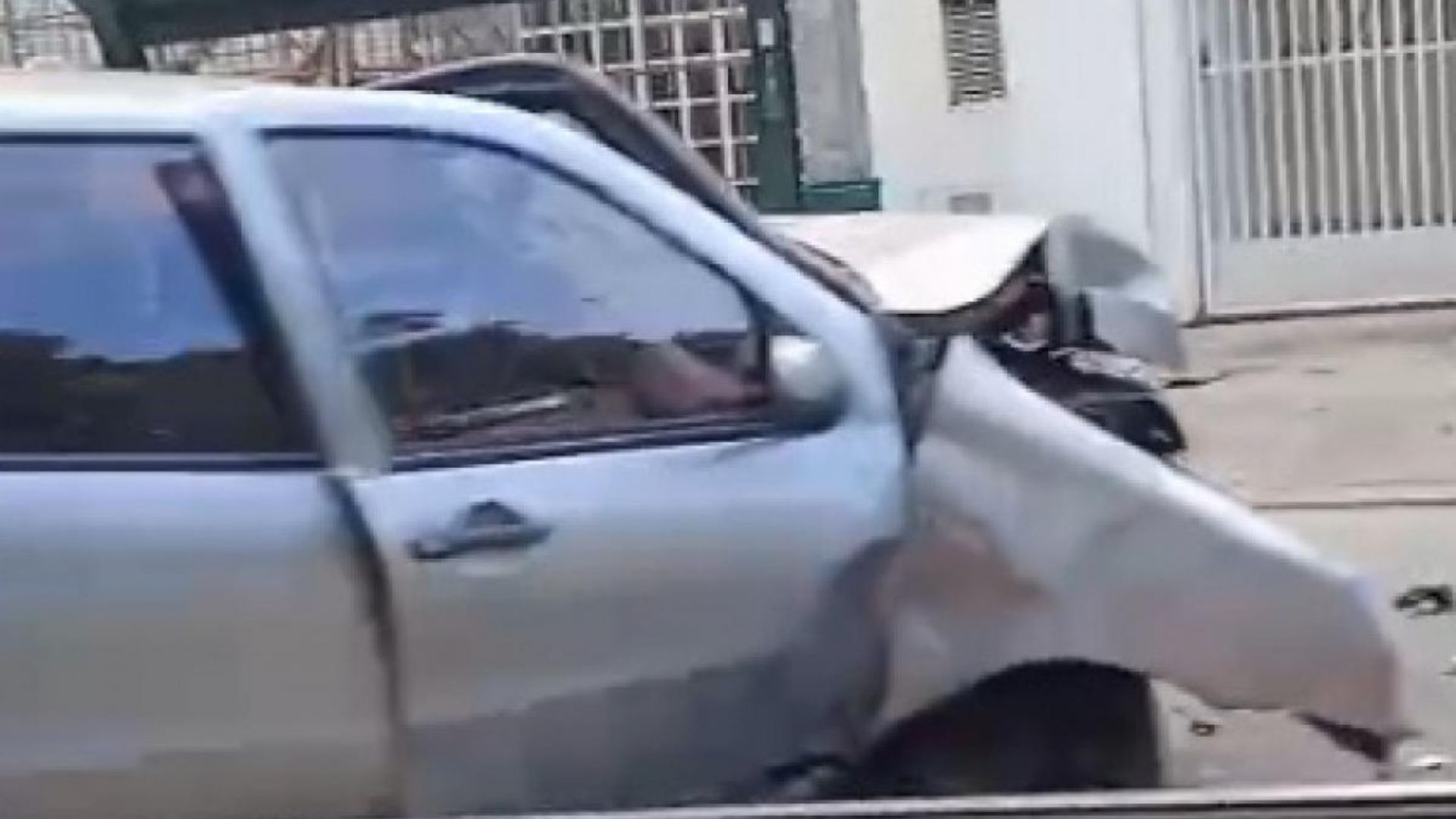 carro bate em poste em sjc