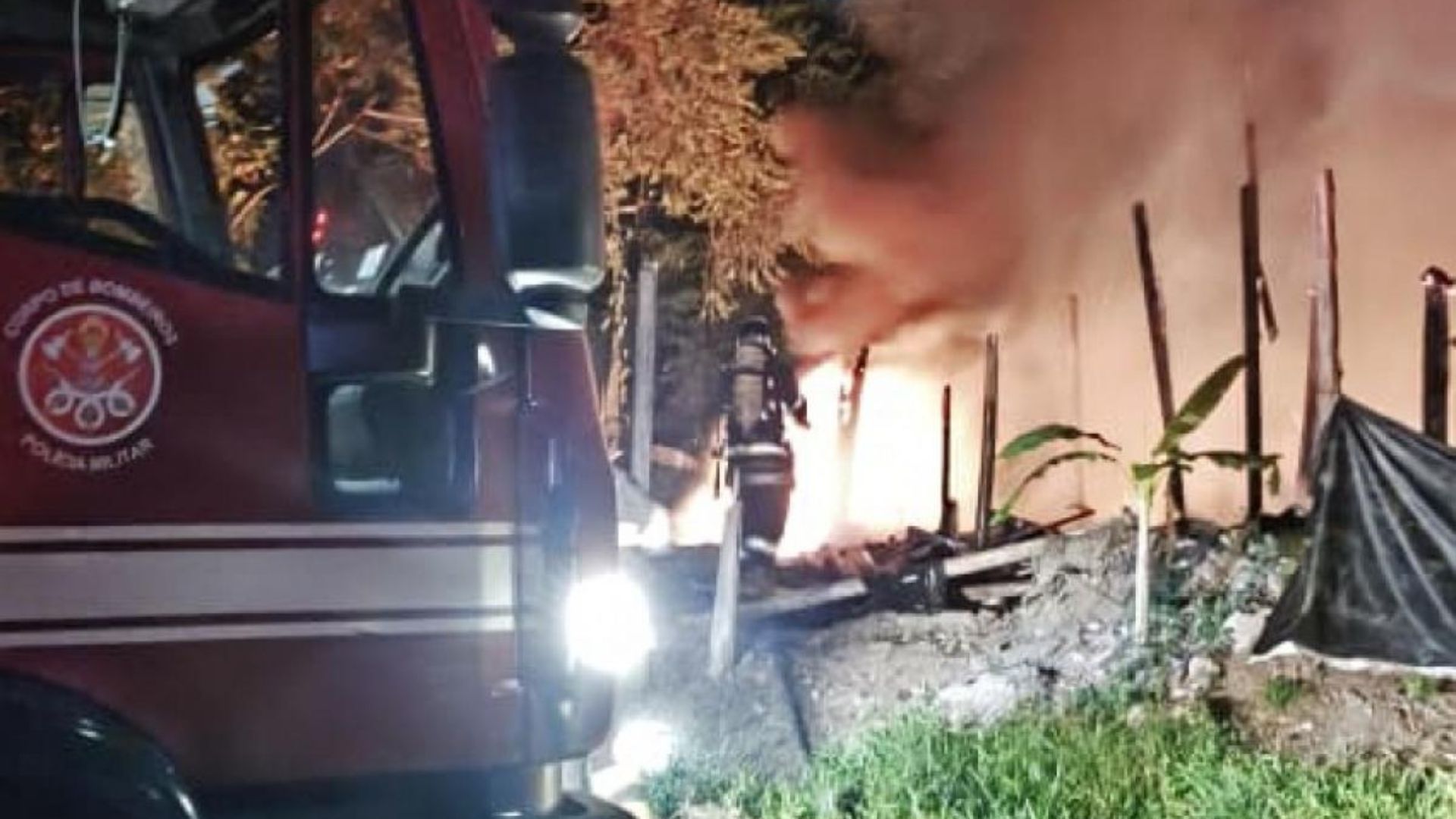 Fogo consome estrutura de moradia em ubatuba