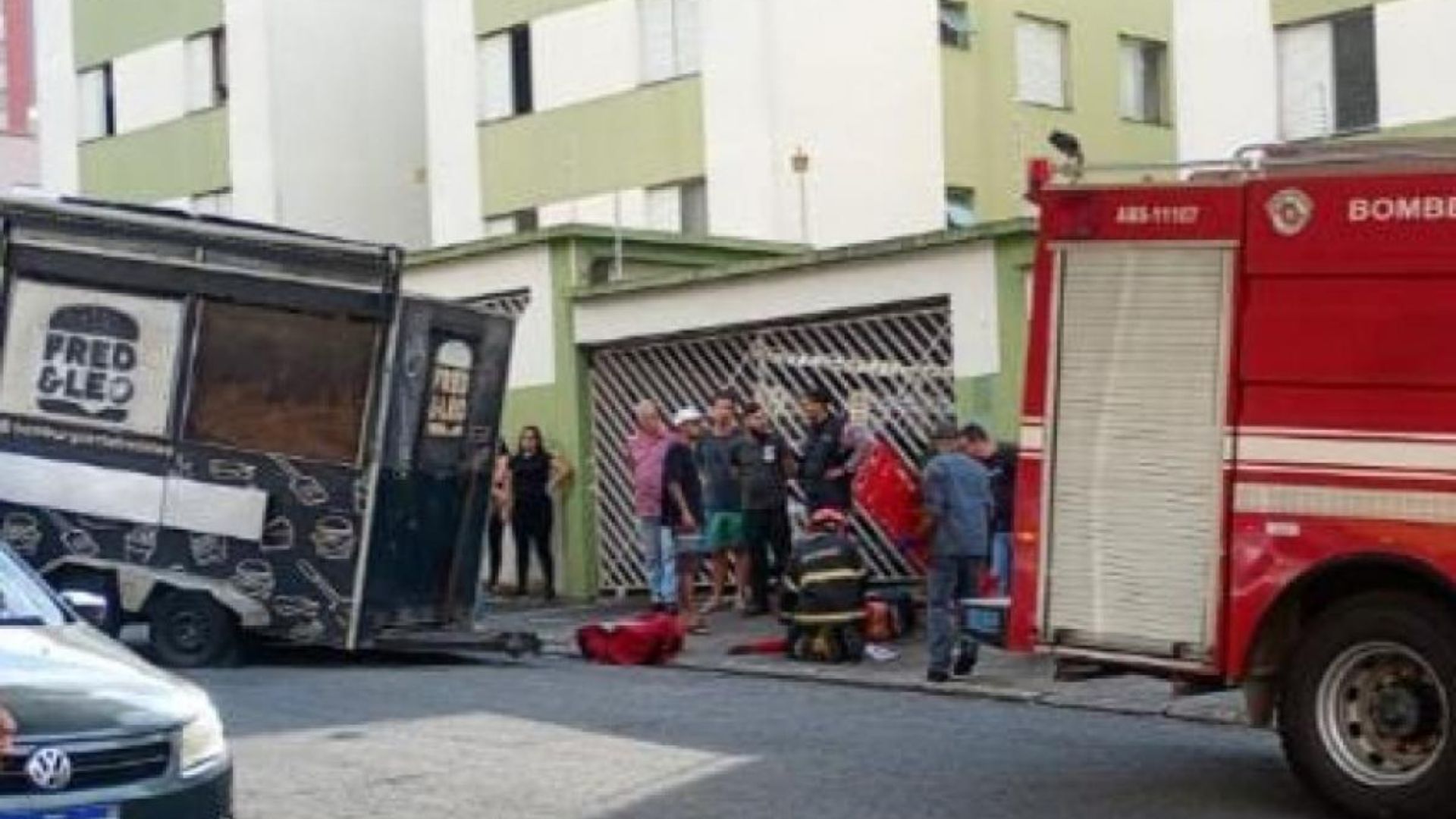 Motoboy fica gravemente ferido após ser atingido por trailer no Floradas de São José