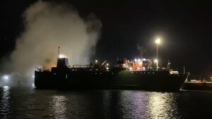 Incêndio atinge navio de gado no Porto de São Sebastião e mobiliza bombeiros da região