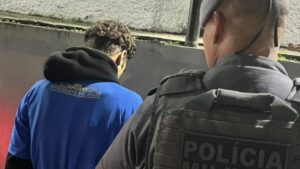 Polícia Militar prende dois homens em flagrante por roubo e furto de celulares em São José