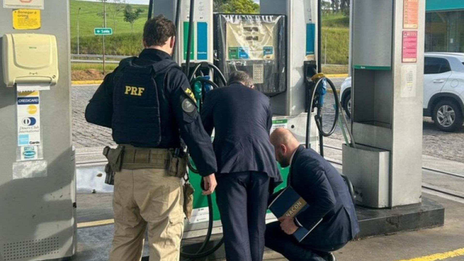 prf fazendo fiscalização em posto de gasolina no vale