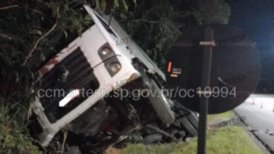 Dois caminhões tombam na Tamoios e complicam o tráfego em direção ao Litoral Norte