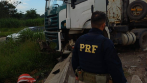 Caminhão colide contra mureta na Dutra e gera lentidão em São José dos Campos