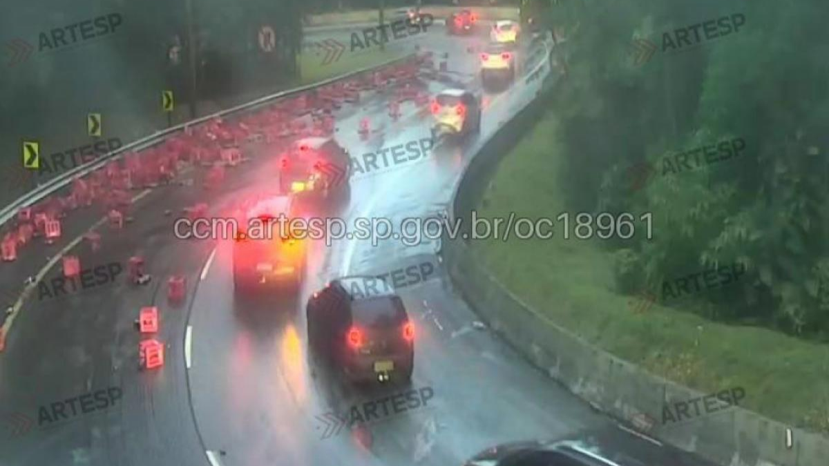 acidente na tamoios, carga ficou espalhada após carreta tombar