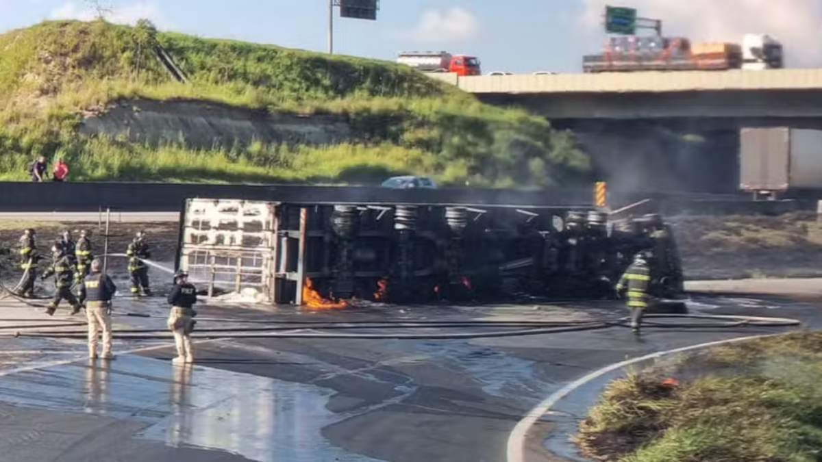 Foto de caminhão na dutra de jacareí pegando fogo