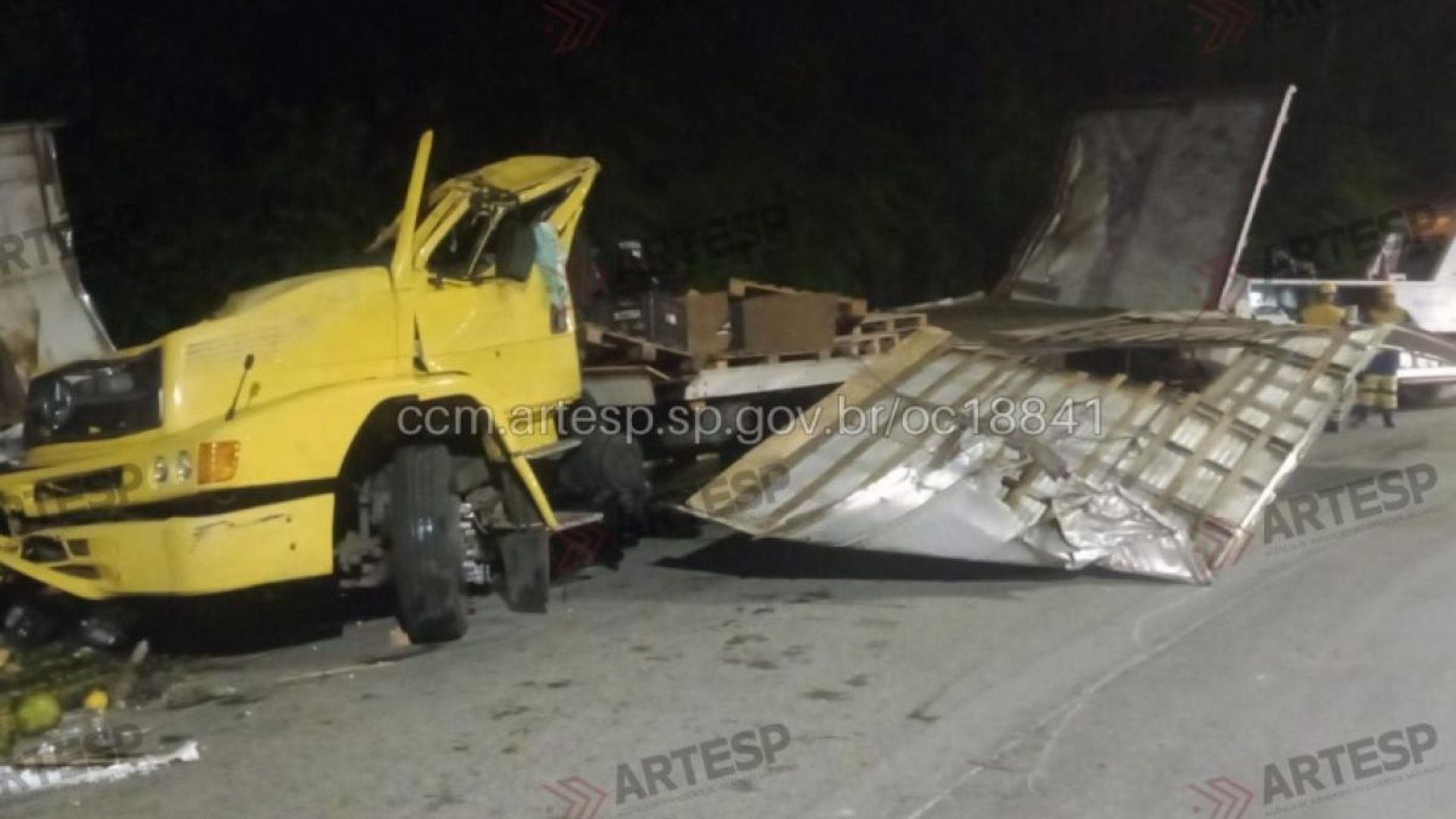 caminhão tomba na tamoios paraibuna