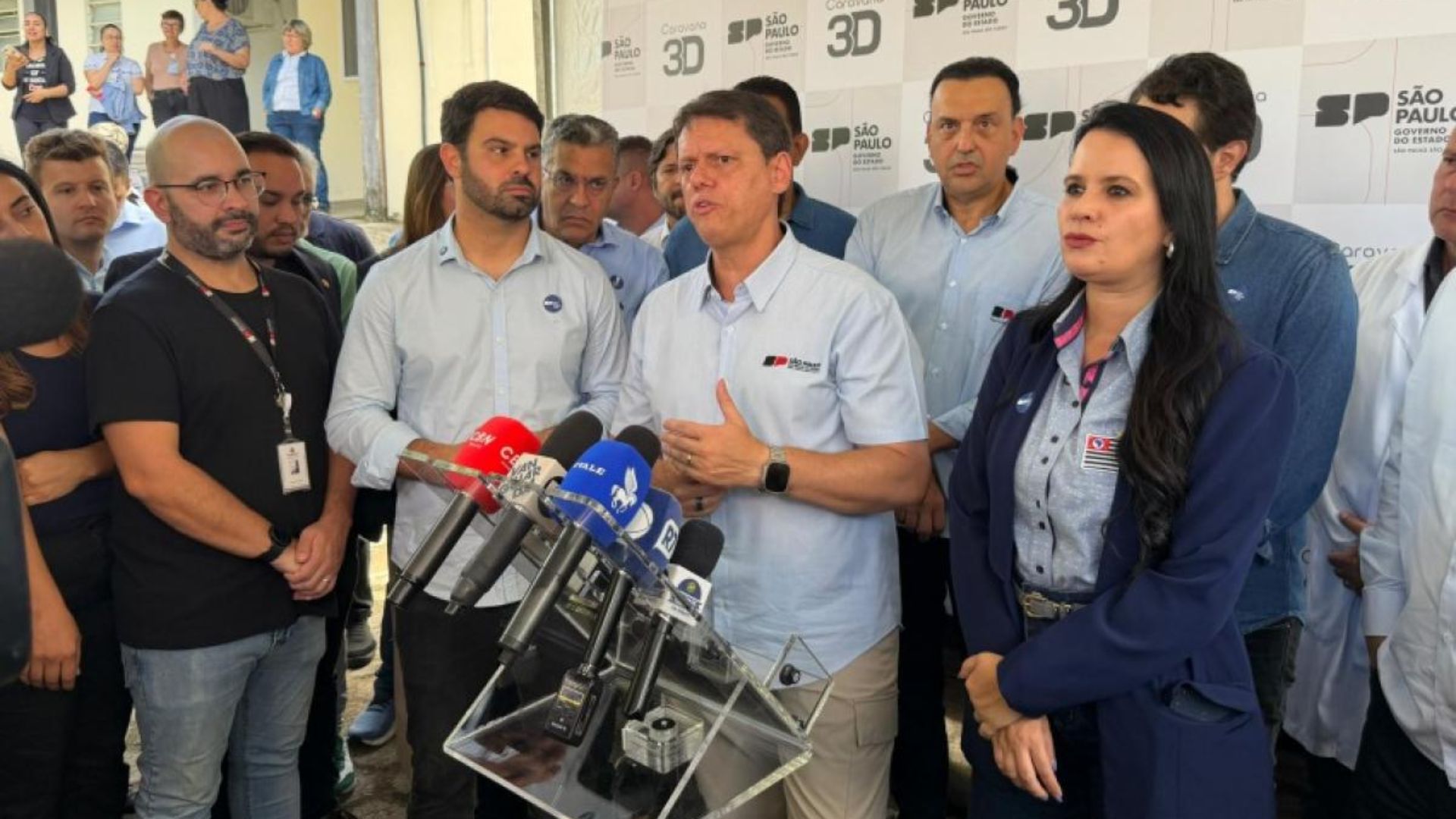 Foto da coletiva de imprensa de tarcisio de freitas governador de são paulo em taubaté