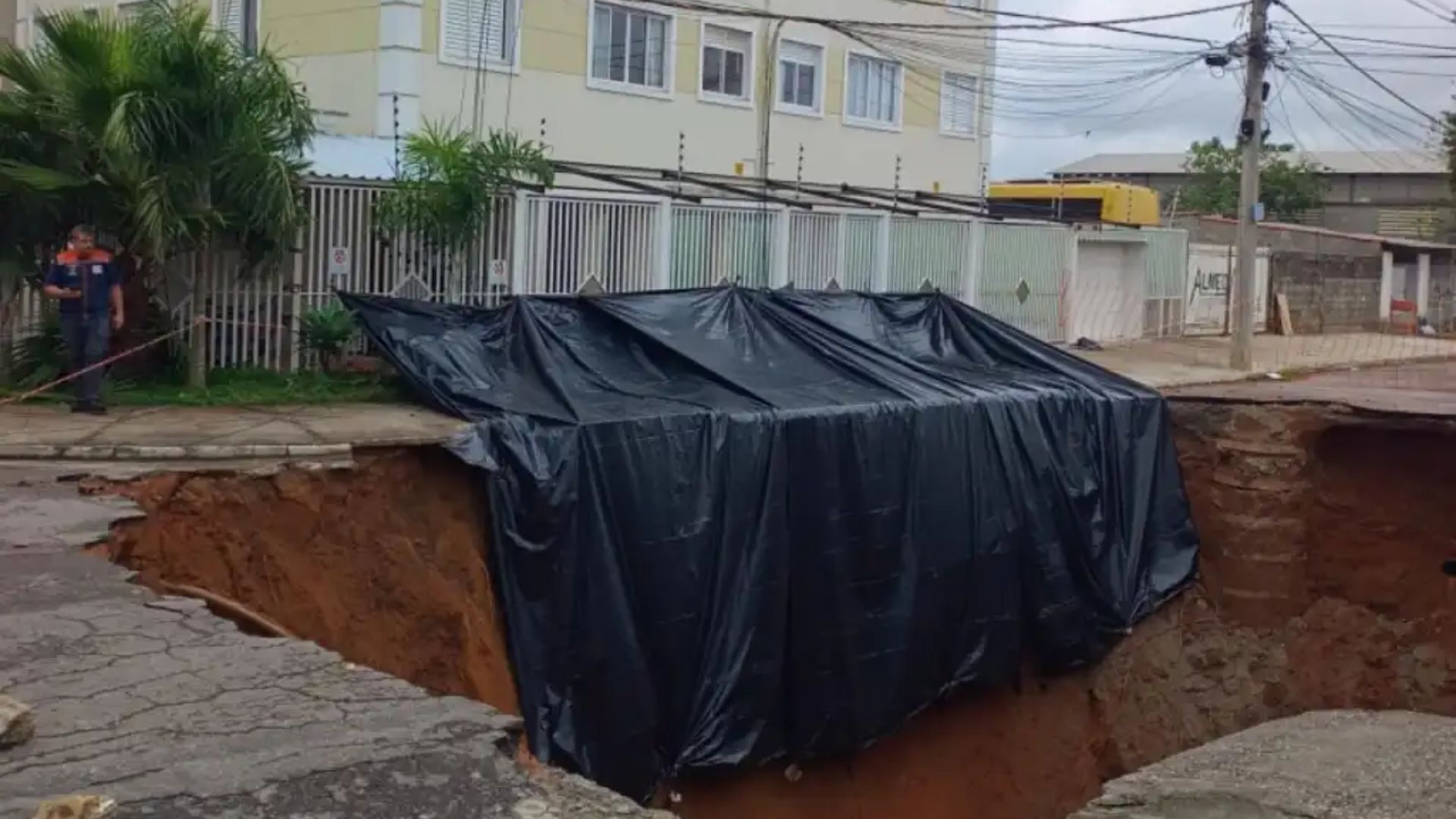 Cratera em São José no bairro jardim imperial