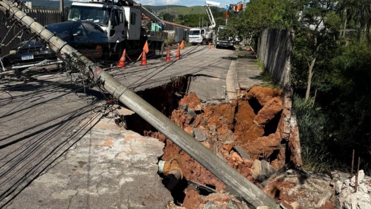Poste cai após abertura de cratera em são josé
