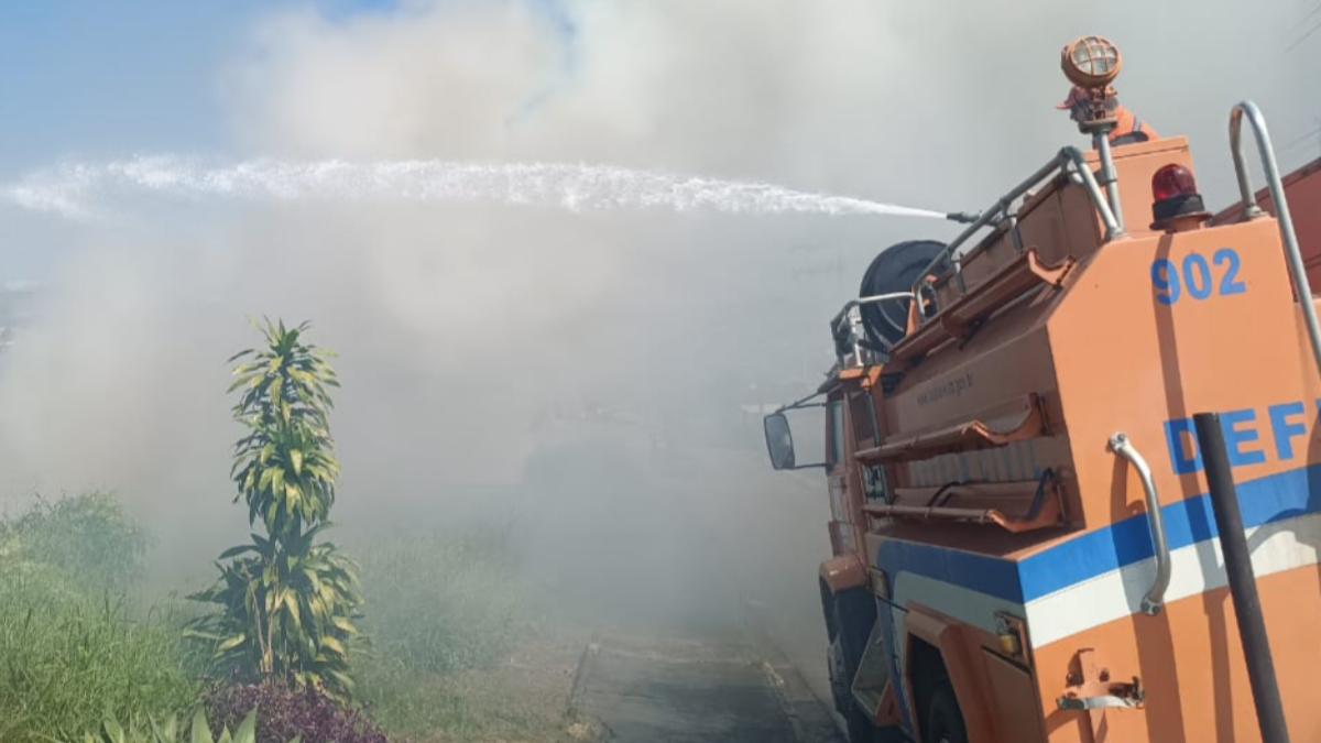 Caminhão da Defesa Civil combate incêndio em taubaté sp