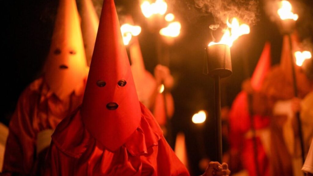 Goiás (Brasil) Procissão do Fogaréu A perseguição a Cristo sob a luz das tochas à meia-noite.