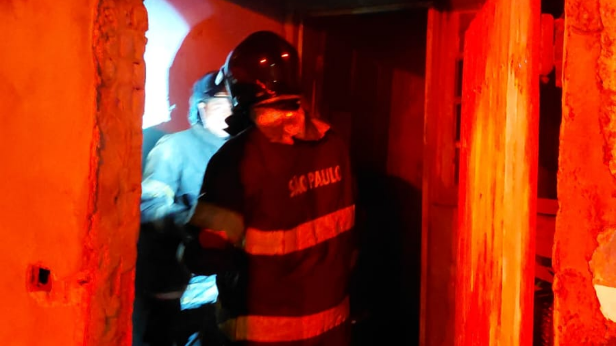 Fogo no pereque-mirim em caraguatatuba litoral norte sp