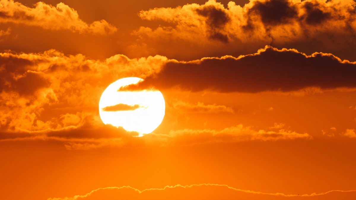 foto do céu com sol laranja