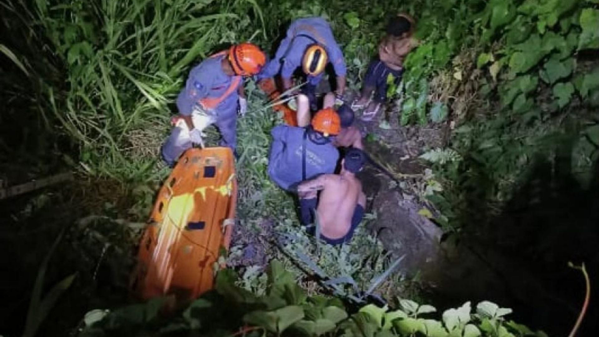 homem cai de ponte de 4 metros em ilhabela