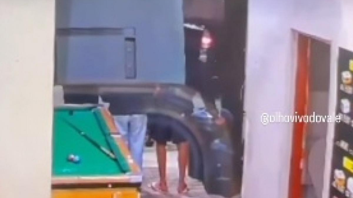 carro atropela crianças na saída da igreja em sjc