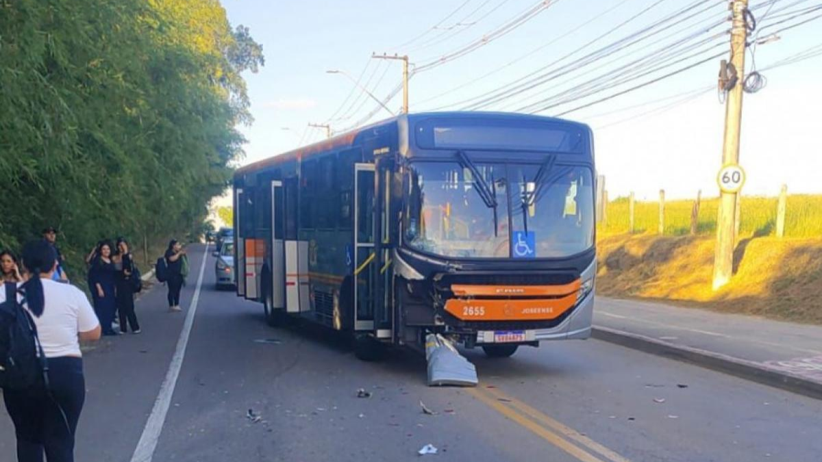 ônibus colidido em são josé dos campos