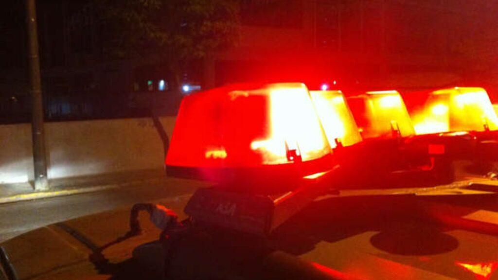 Homem é gravado riscando a pintura de três carros estacionados na Vila Tatetuba em São José dos Campos sirene giroflex de polícia