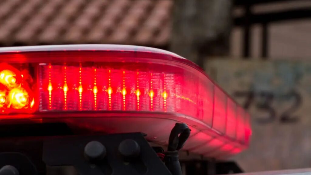Homem é preso com revólver dentro de bar após efetuar disparos em Campos do Jordão foto de sirene de viatura policial (PM)