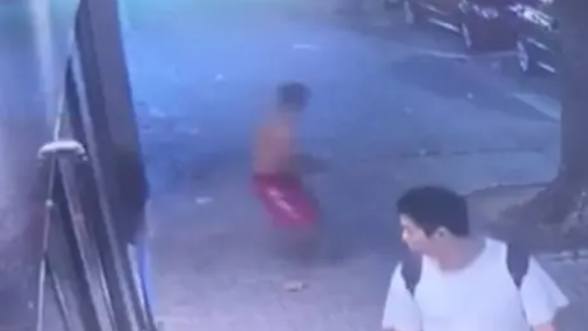 Homem sem camisa fugindo de delegacia em sjc