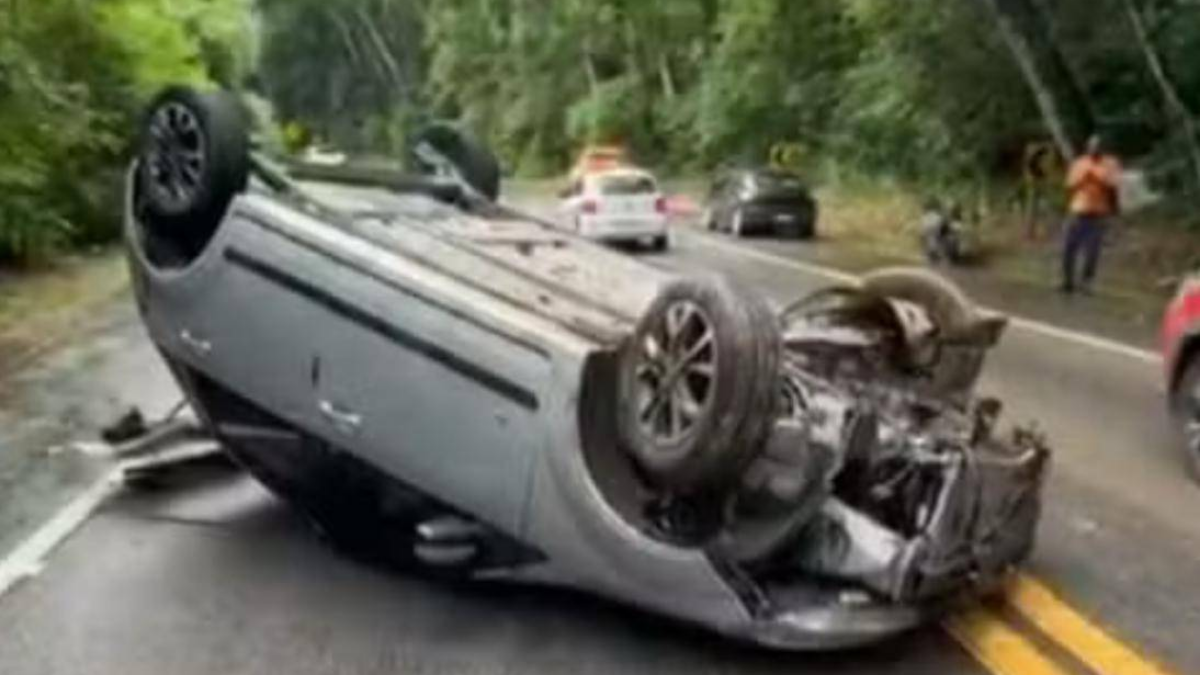veículo capota na rodovia rio-santos no km de são sebastião