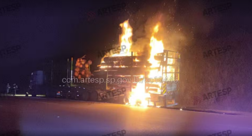 Carreta pega fogo na Rodovia Carvalho Pinto em São José dos Campos