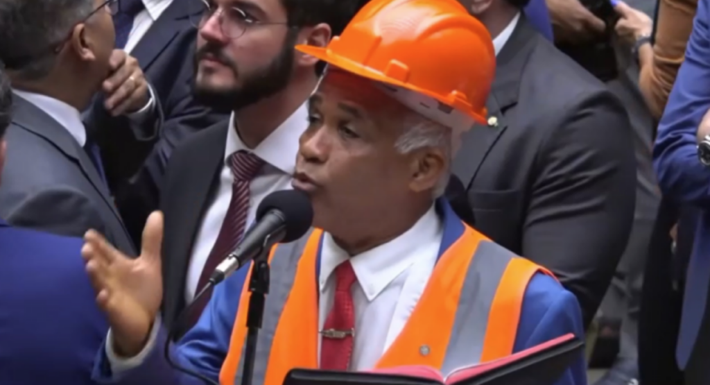 Deputado causa polêmica ao defender tempo para os trabalhadores fazerem sexo