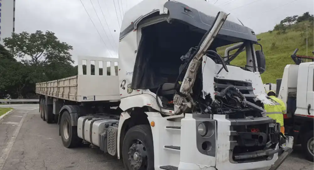 acidente entre carretas em lorena