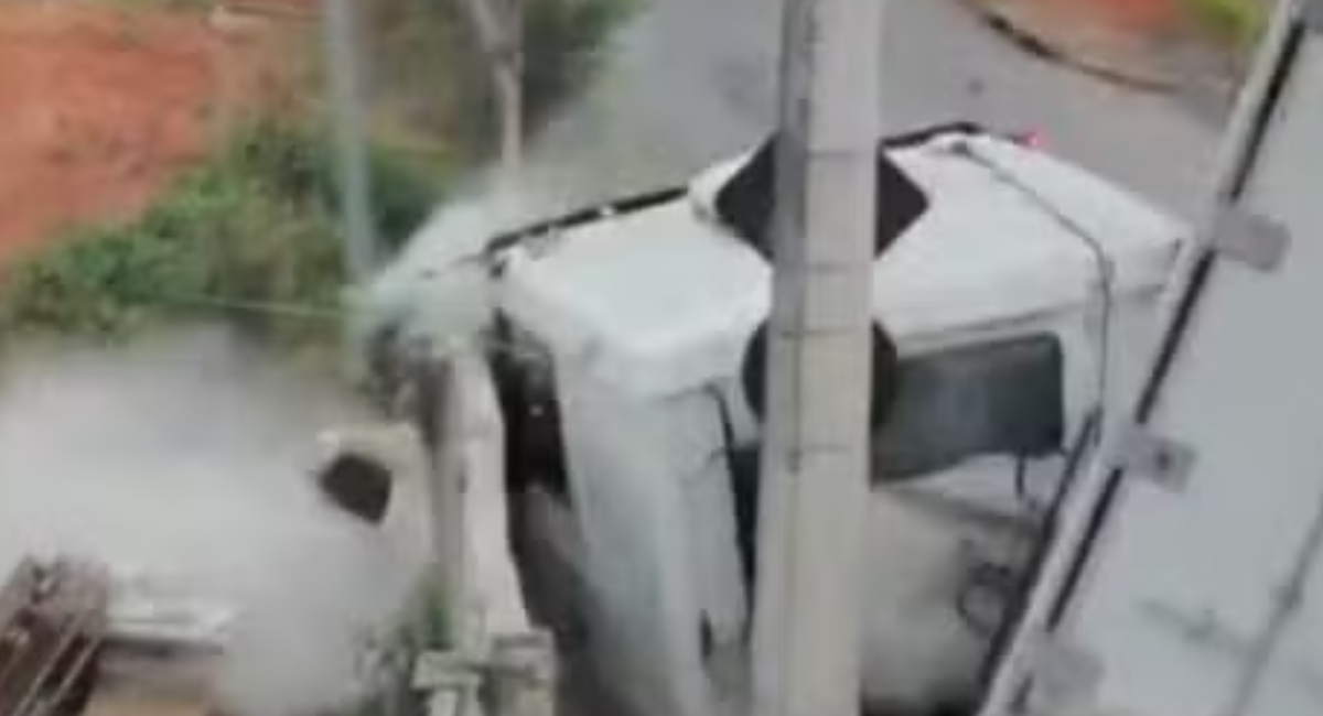caminhao destroi muro em sjc
