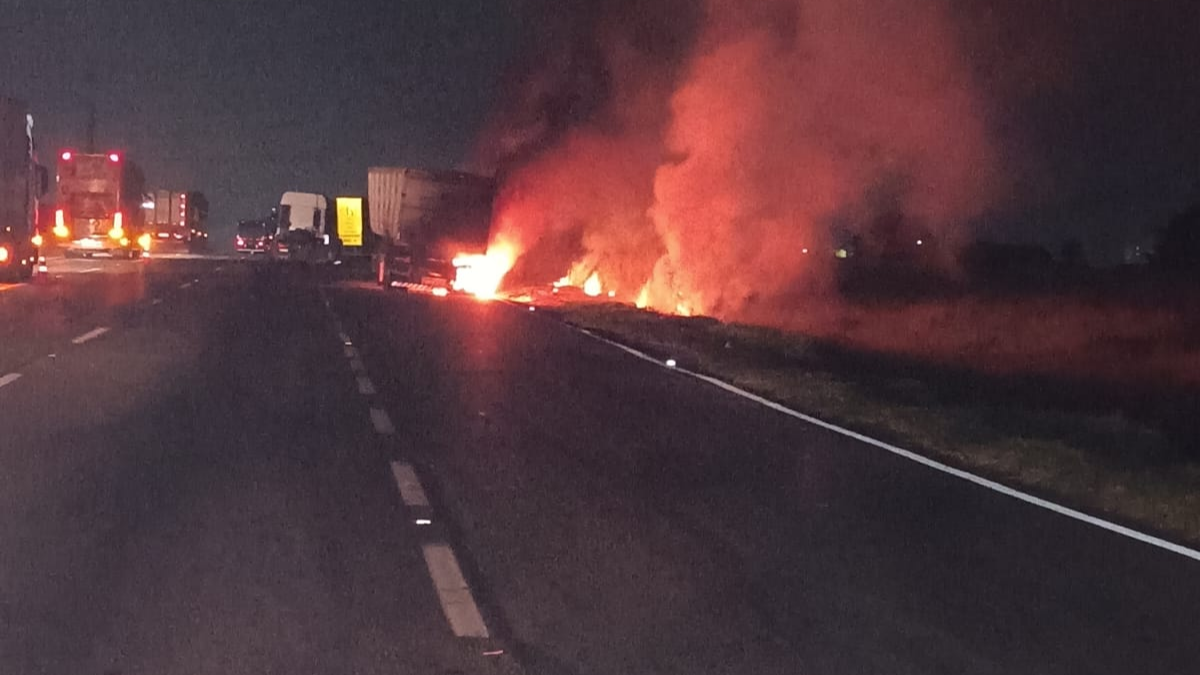 caminhão pega fogo na dutra de pindamonhangaba