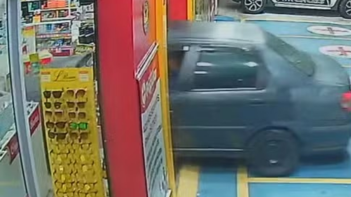 carro invade farmácia em caraguatatuba