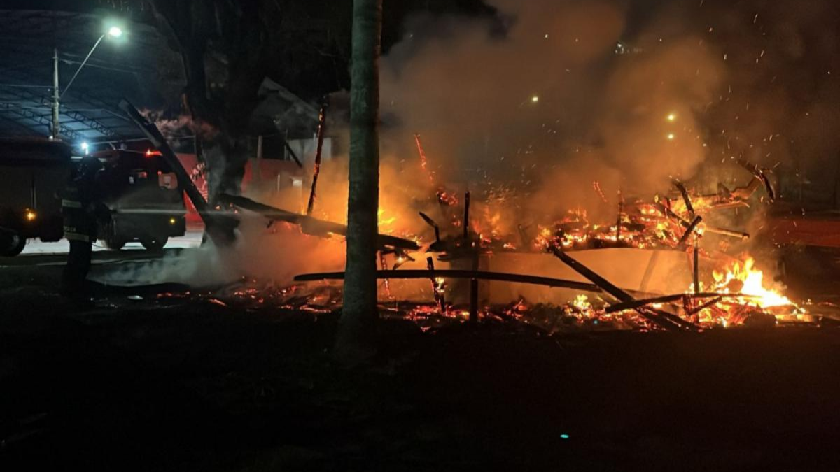 fogo em barco em caraguatatuba