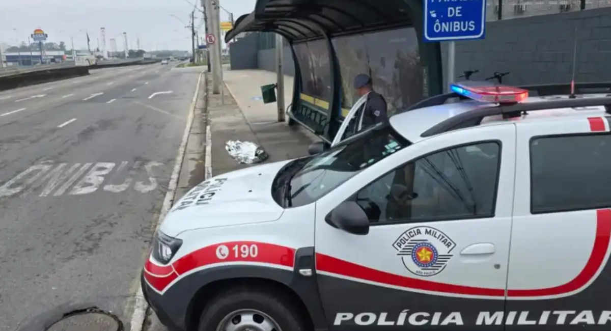 homem morre no ponto de onibus em sjc