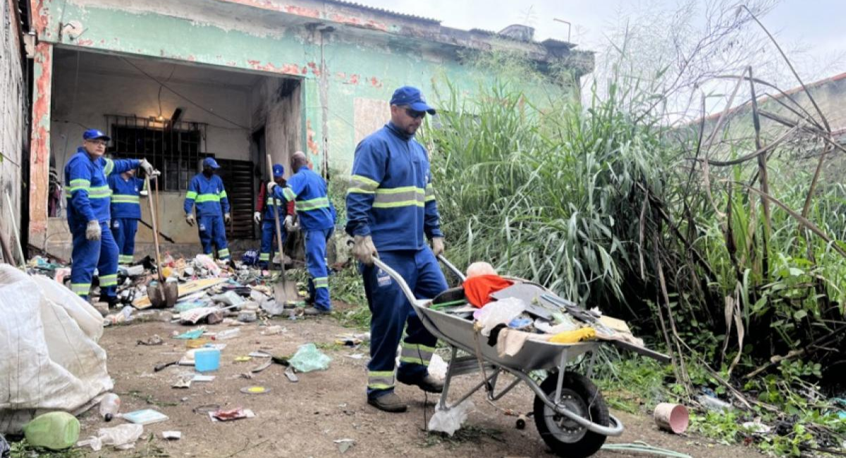 Retirada de lixo de casa de acumulador em sjc