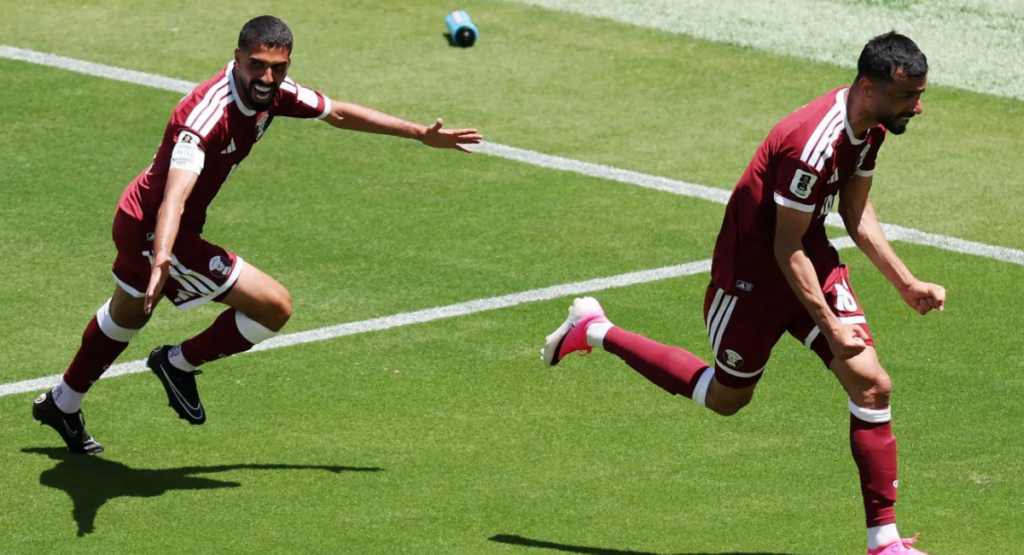 Boualem Khoukhi marcou o gol de empate do Catar • Fran Santiago/Getty Images