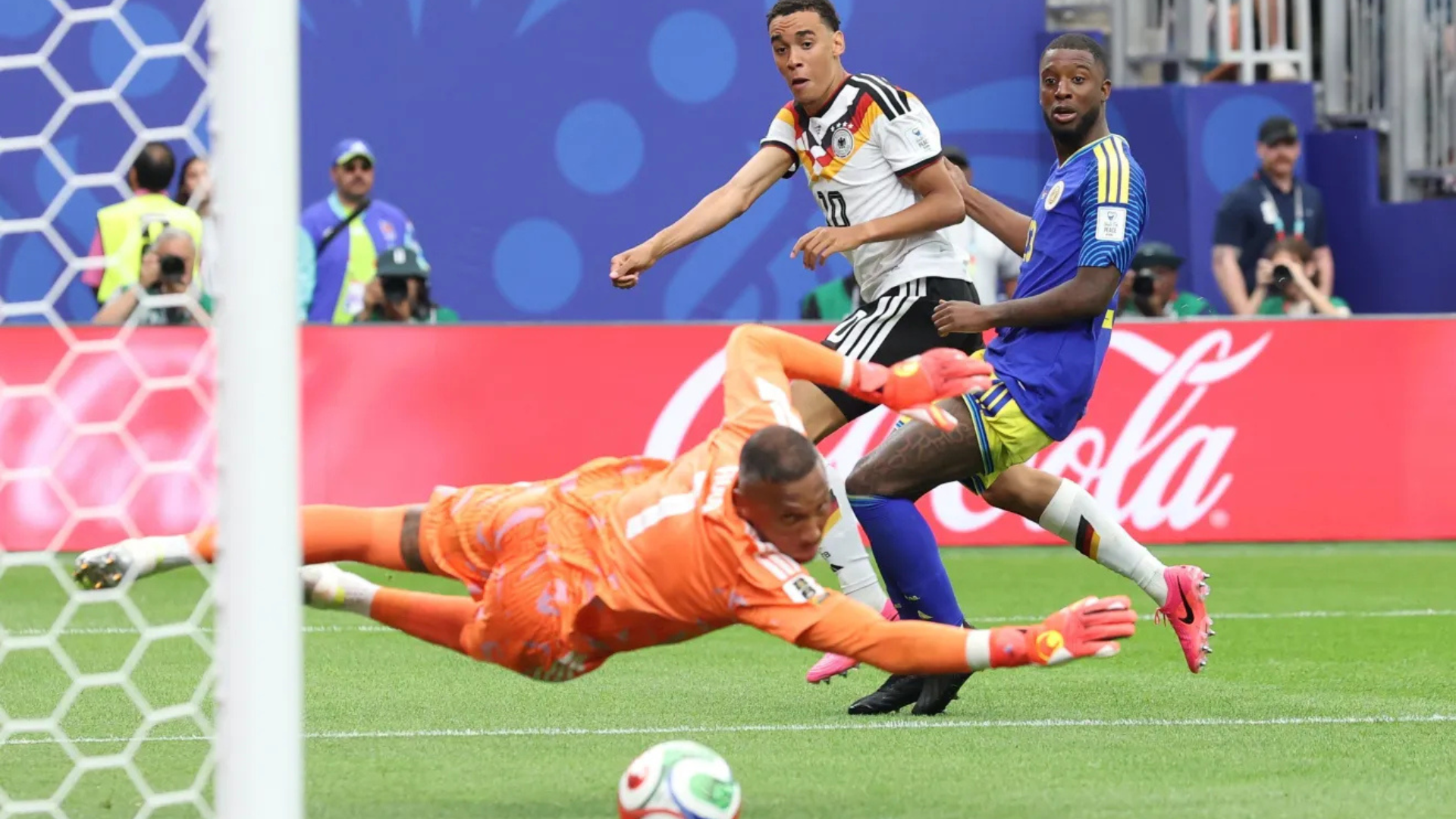 Jamal Musiala no momento do chute do quarto gol da Alemanha contra Curaçao • Alexander Hassenstein/Getty Images