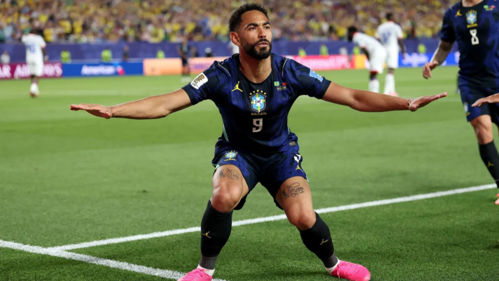 Matheus Cunha "surfa" ao comemorar gol em Brasil x Haiti • Dan Mullan/Getty Images