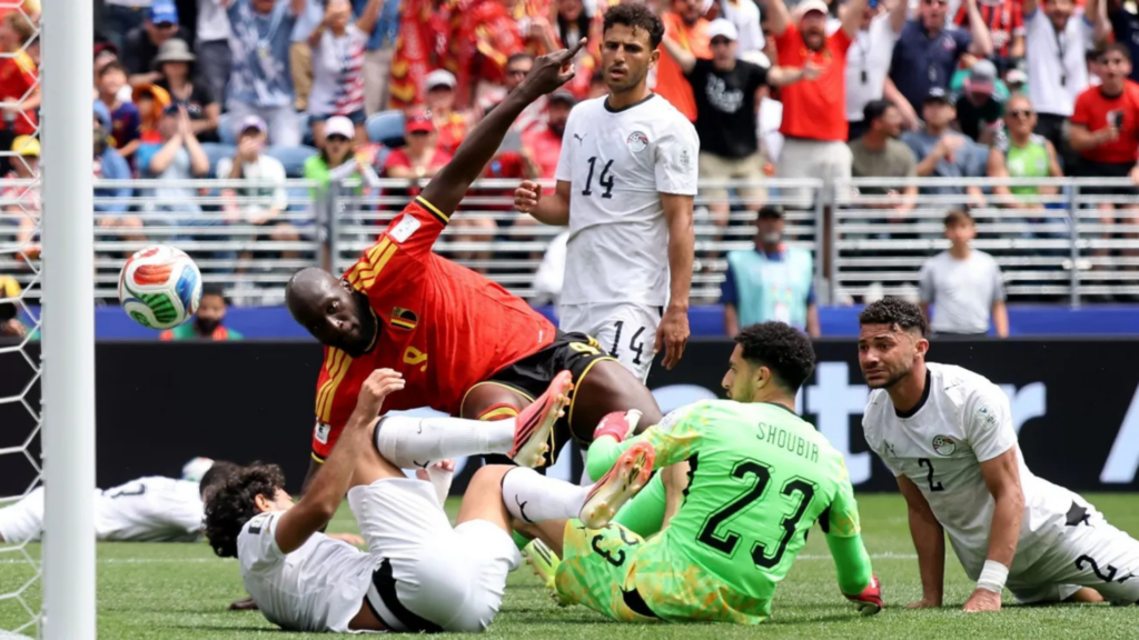 Romelu Lukaku durante disputa de bola em Bélgica x Egito pela Copa do Mundo • Alex Grimm/Getty Images