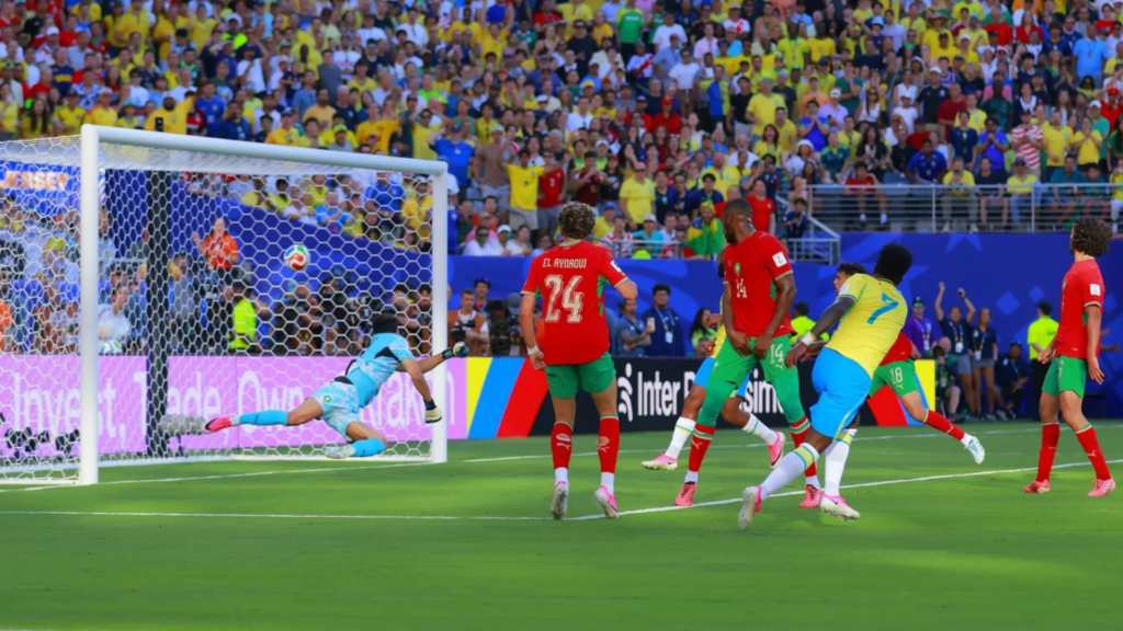 Vini Jr. acerta belo chute e empata o jogo entre Brasil e Marrocos pelo grupo C da Copa do Mundo • Hugo Rivera/Jam Media/Getty Images