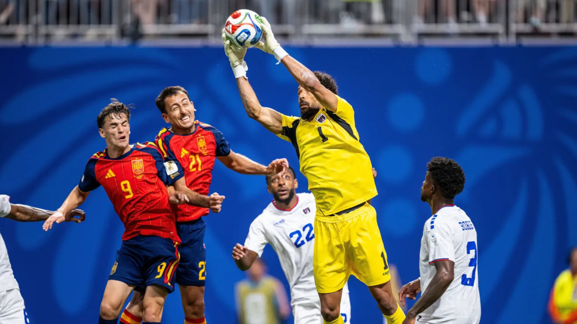 Vozinha foi o destaque da partida entre Espanha x Cabo Verde • (Photo by Marvin Ibo Guengoer - GES Sportfoto/Getty Images)