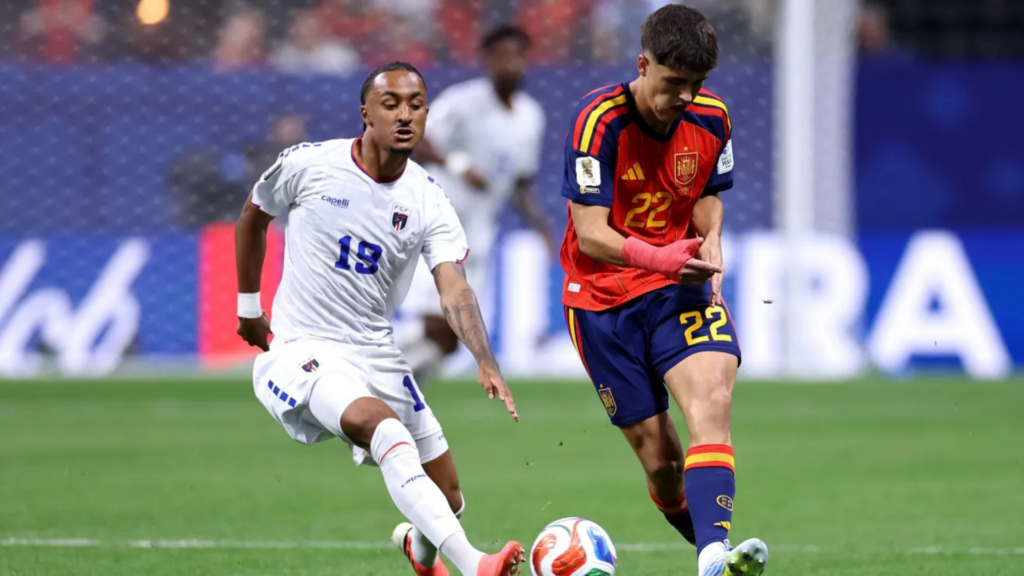Pau Cubarsi toca a bola em Espanha x Cabo Verde • Photo by Buda Mendes/Getty Images