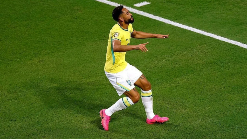 Matheus Cunha comemora o terceiro gol do Brasil sobre a Escócia • Michael Reaves/Getty Images/Via Fifa
